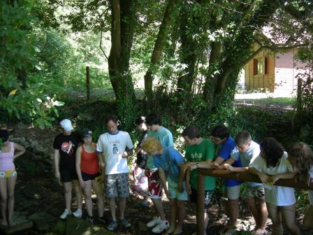 Grupo de escolares conociendo los restos del antiguo poblado de la isla de Cortegada.