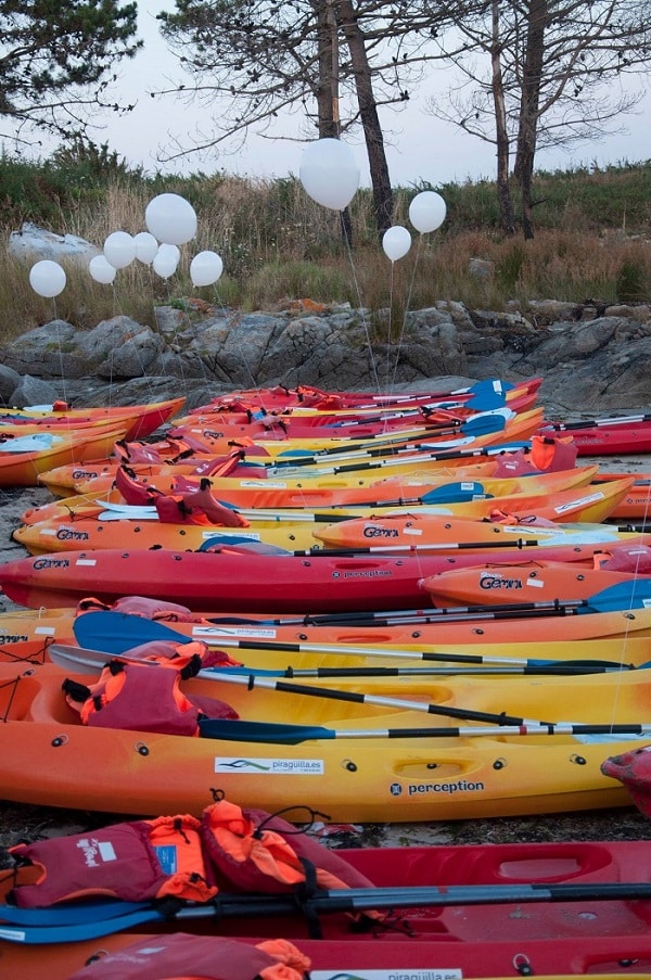 Los kayaks preparados para dar comienzo a la ruta nocturna en kayak por el litoral de A Illa de Arousa.