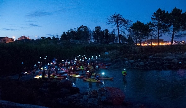 Los participantes de la ruta nocturna en kayak inician la actividad en una de las playas de A Illa de Arousa.
