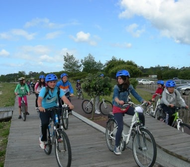 A los estudiantes les encanta descubrir A Illa de Arousa en bici.