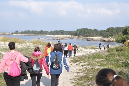Grupo realizando andaina por las playas del Parque de Carreirón.