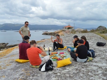 Grupo del Fam Trip Salnés disfrutando del picnic en el Faro Punta Cabalo.