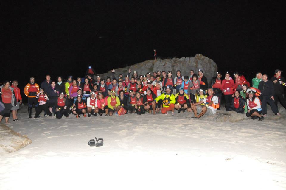Los participantes de la ruta nocturna en kayak al islote de Areoso, hace dos años.