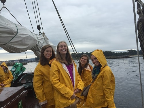 Las chicas pusieron al mal tiempo buena cara y equipadas con los trajes de lluvia disfrutaron al máximo de la travesía.
