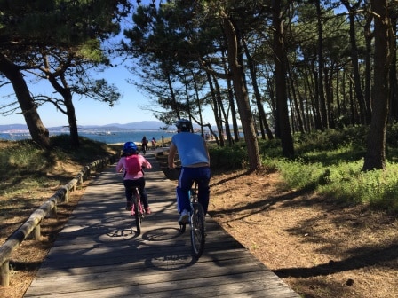 La ruta en bicicleta es una de las actividades recomendadas para realizar en la vuelta al cole con los hijos.