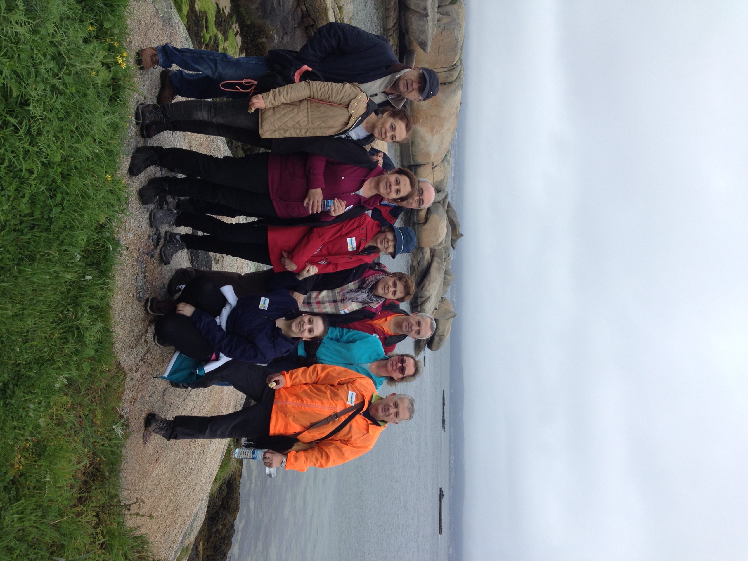 Grupo de amigos en la zona del Faro de Punta Cabalo durante la ruta de senderismo solidaria 2014.