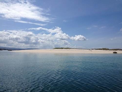 Si por algo destaca el islote de Areoso es debido a su arena, blanca y fina.