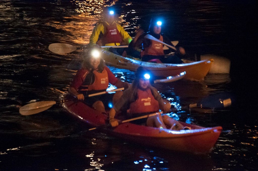Las luces frontales son necesarias para la realización de la ruta nocturna en kayak.