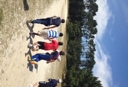Grupo de chicos realizando  la carrera de orientación en el Parque Natural de Carreirón como una de las  actividades de fin de curso.