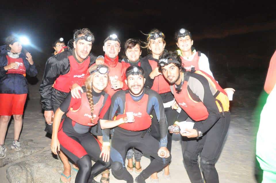 Un grupo de amigos después de disfrutar de la ruta nocturna en kayak por A Illa de Arousa.
