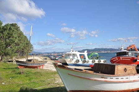 En el puerto de O Cabodeiro es común ver los barcos varados sobre la arena.