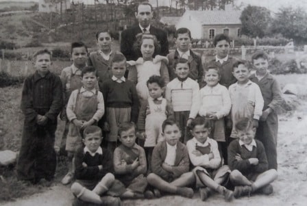 El maestro Antonio Gestal acompañado de sus alumnos, en el año 1952.