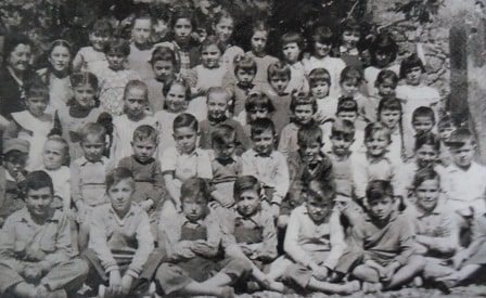 Doña Palmira con un grupo de alumnos de la Escuela de Campo de Pau, en el año 1945.