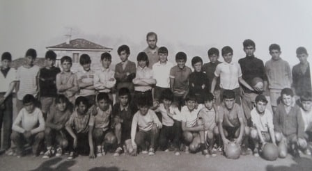 Alumnos de 5º curso durante el curso 1970-1971, acompañados de su maestro Don Francisco.