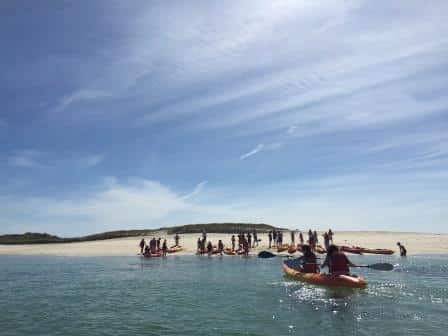 El kayak es la mejor forma de llegar al islote de Areoso para disfrutar de la jornada Areoso sensorial y natural.