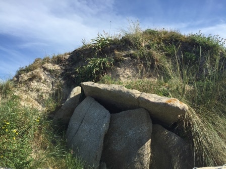 El dólmen que guarda Areoso en su interior y que puedes conocer en Areoso sensorial y natural.