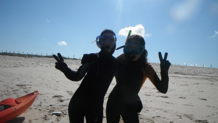 Dos amigas preparadas para disfrutar del snorkel en el maravilloso islote de Areoso.
