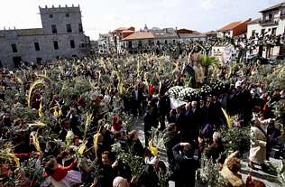 Celebración del Domingo de Ramos en la Plaza de Fefiñáns. Fotografía de La Voz de Galicia.