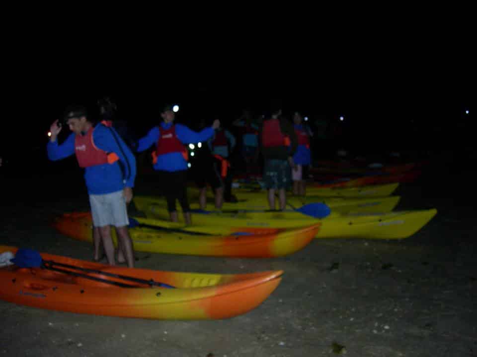 Los asistentes toman posesión de los kayaks para empezar la ruta nocturna en A Illa de Arousa.