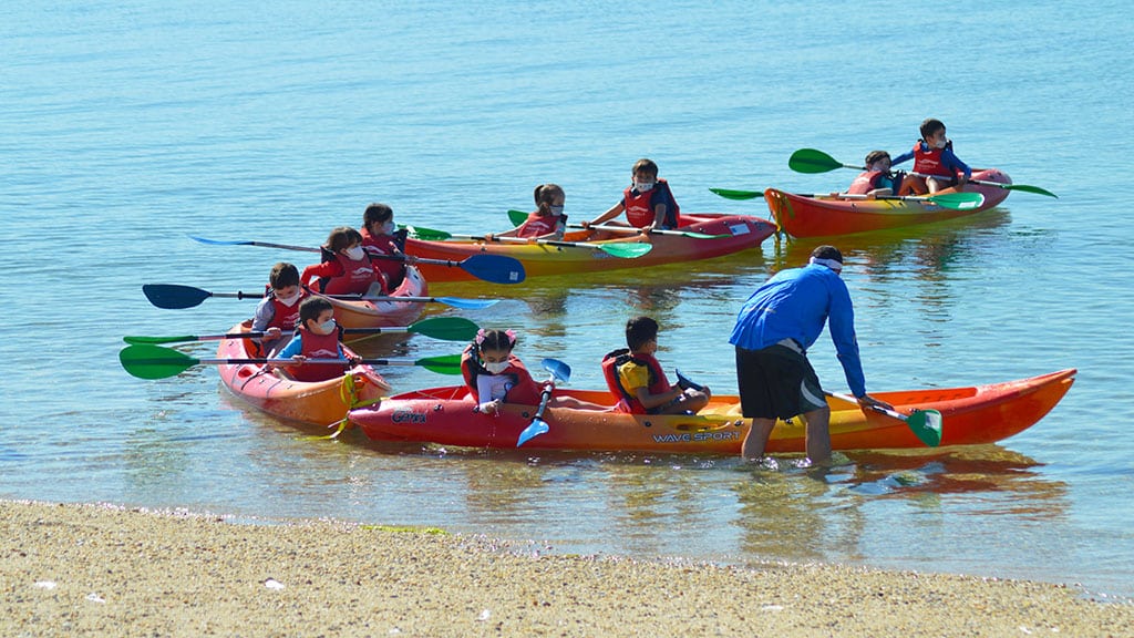 Escolares en kayak por el litoral de A Illa de Arousa