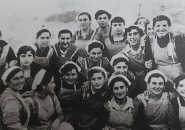 Grupo de mujeres en la fábrica de conservas 