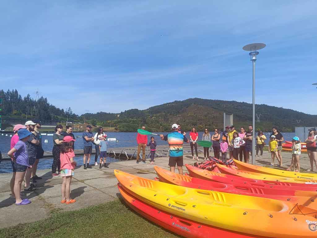 enseñando a remar en kayak