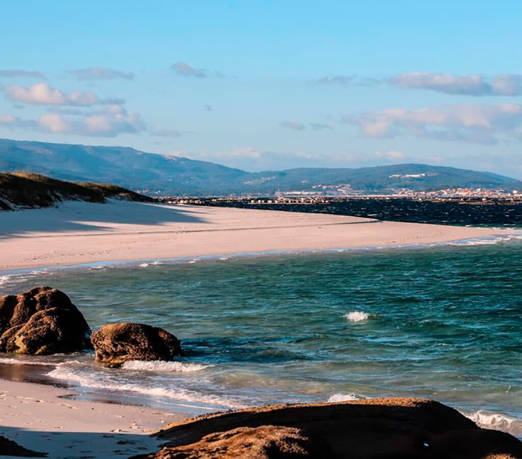 Areoso desde A Illa de Arousa: la forma más cercana y natural de visitar el islote