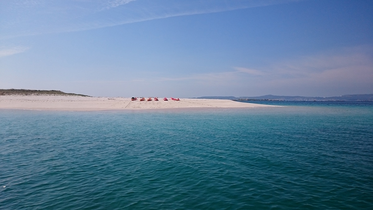 Foto-llegada-islote-o-arenal Arenal del Islote de Areoso con aguas transparentes en la Ría de Arousa