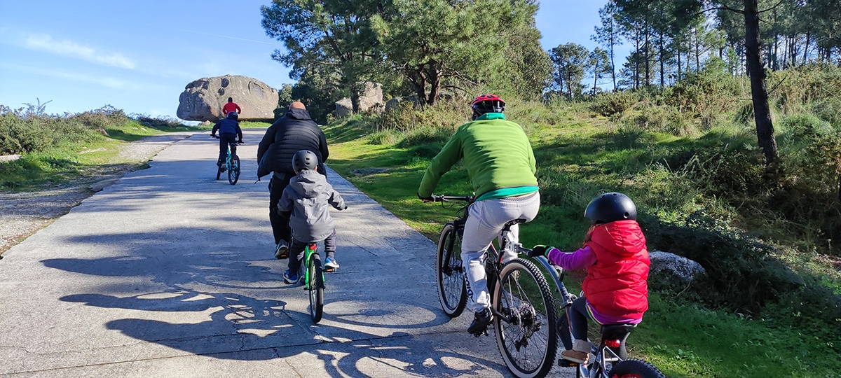 Recorrer A Illa de Arousa en bicicleta en familia Familia recorriendo A Illa de Arousa en bicicleta