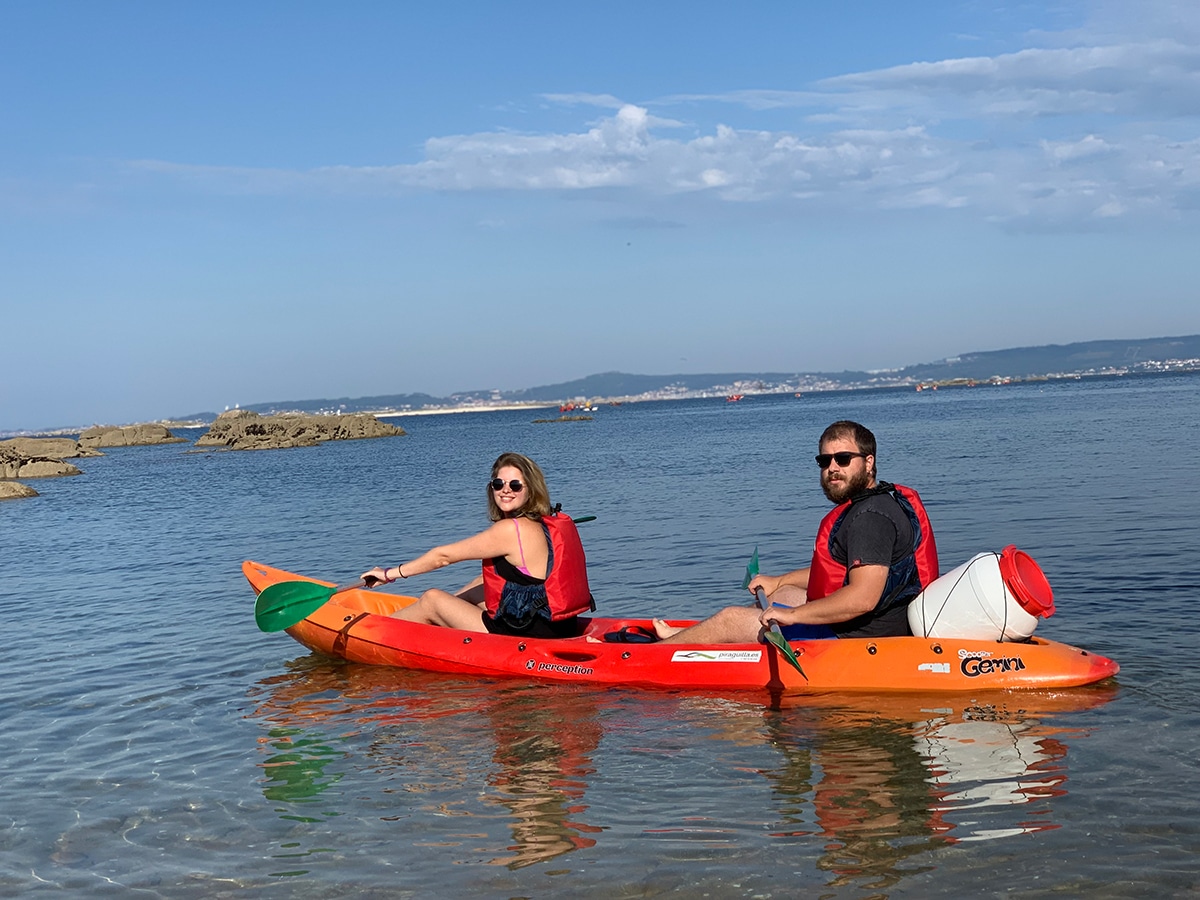 Pareja navegando en kayak por A Illa de Arousa Pareja navegando en kayak por A Illa de Arousa
